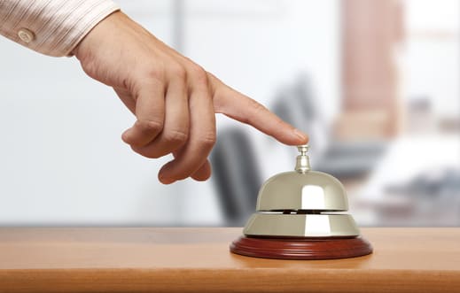 Jemand drückt die Service-Glocke der Textagentur. Er möchte Anschreiben schreiben lassen und Marketing-Erfolg erzielen.