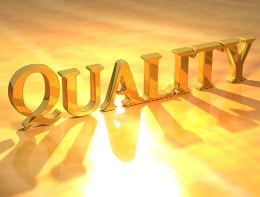 Hochwertige Blogartikel schreiben lassen: Das Wort „Quality“ mit goldenen Buchstaben betont die Wichtigkeit von Qualität.