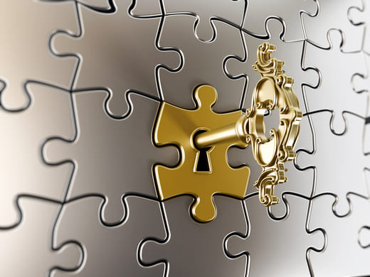 Ein Schlüssel im Schloss, das gleichzeitig ein Puzzlestück ist: Metapher für treffsichere Texte aus dem Angebot erfahrener Texter und Content-Manager.