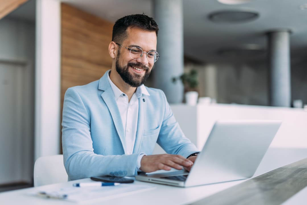 Businessmann möchte Texte bestellen, Texte kaufen, die Text-Bestellung aufgeben. Er liest online das Texter-Angebot.