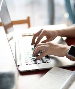 Schreibende Hände auf Tastatur: Texter beauftragen oder Content-Marketing-Manager – Ihre Texterstellung ist hier in besten Händen!