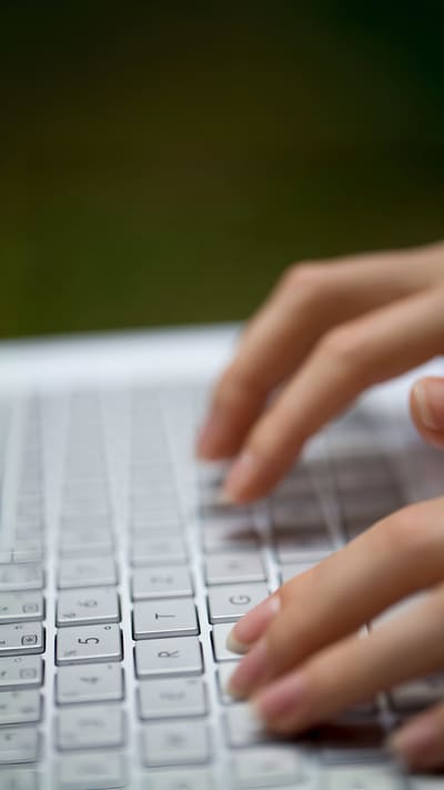 Schreibende Texter-Hände auf Tastatur: bei Großaufträgen Texterstellung durch erfahrene Texter aus dem Agentur-Netzwerk.