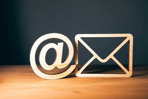 E-Mail- sowie Brief-Symbol aus Holz: Mailings erstellen lassen als E-Mailing oder Werbebrief zur erfolgreichen Kundengewinnung.