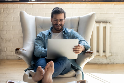 Möbelinteressent liest online begeistert Möbelbeschreibung: Verkäufer hat Möbel beschreiben lassen vom Möbeltexter.