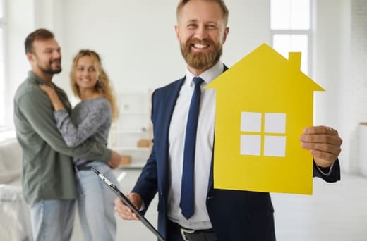 Immobilienmakler hat Immobilien-Exposé-Texte schreiben lassen und begeistert bei Hausbesichtigung Interessenten mit diesen.