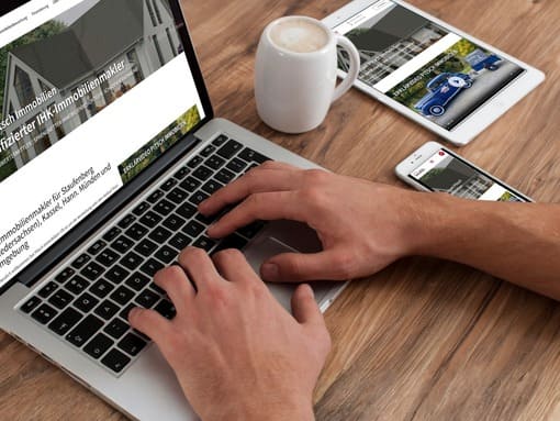 Immobilienmakler-Website auf Displays: Makler-Homepage und Immobilien-Exposé-Texte, erstellt vom Immobilien-Texter