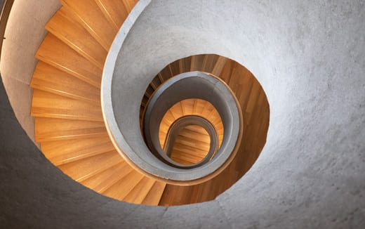 Perfekte Hausbeschreibung: Immobilien beschreiben lassen samt Architektur-Details wie dieser schönen Wendeltreppe.